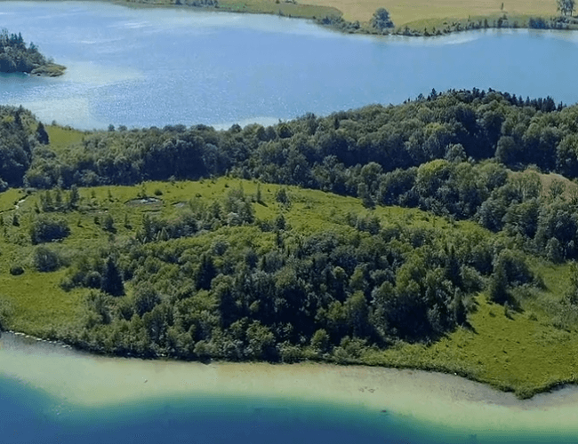 Vue aérienne d'un lac Jurassien